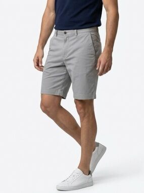 Tommy Bahama Men's Light Gray Flat-Front Chino Shorts #summershorts #cruisewear